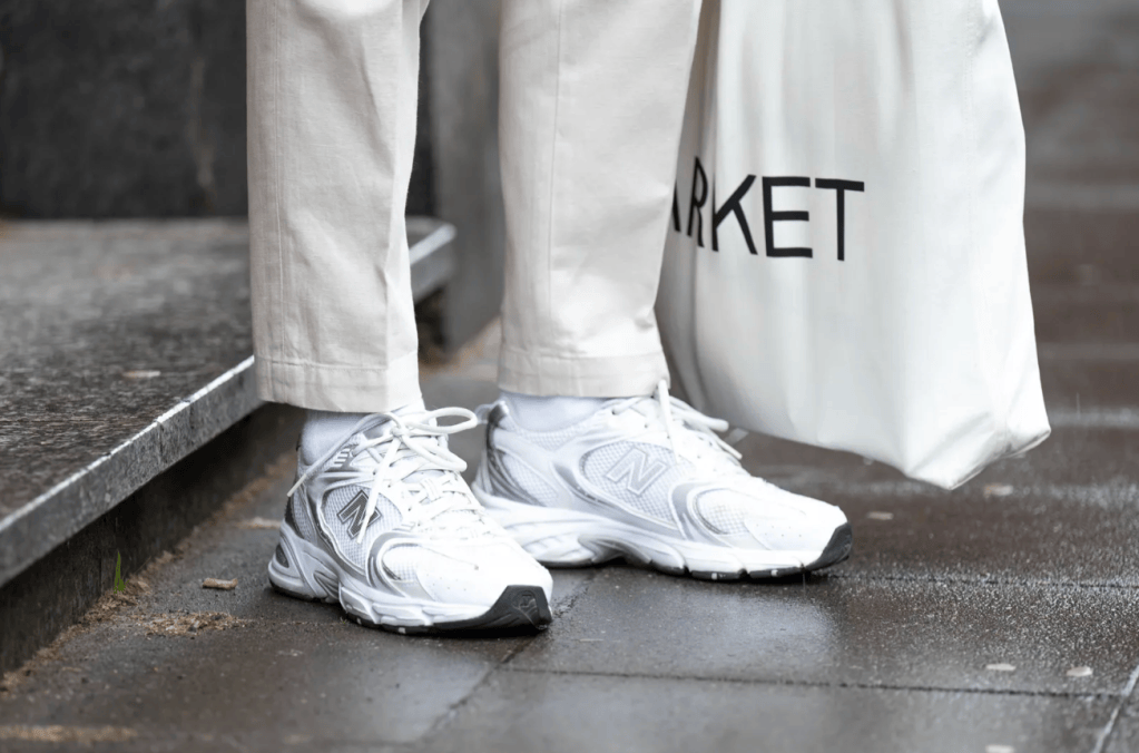 Tenis blancos incorporados a un outfit casual.